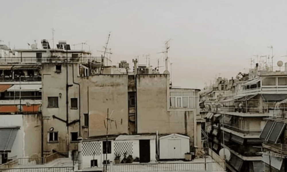 Θεσσαλονίκη: 25χρονος απειλεί να αυτοκτονήσει από ταράτσα πολυκατοικίας